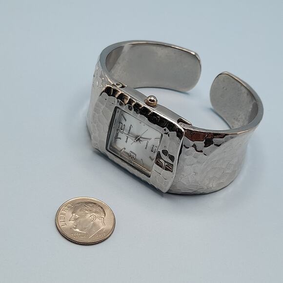 Sarah Coventry Watch Women's Hammered Silver Metal Cuff Hinge Band Needs Battery - Picture 8 of 8